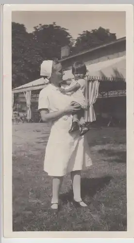 (F17453) Orig. Foto Schwester Hanna mit Mädchen auf Arm 1930er