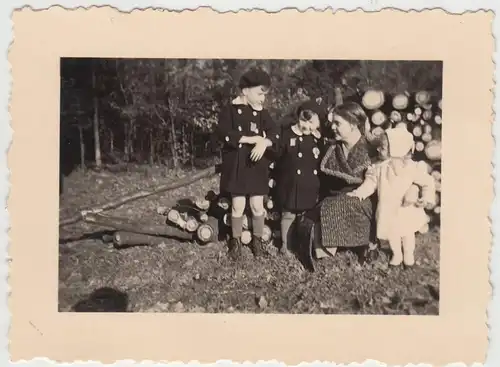 (F17450) Orig. Foto Frl. Gretel m. Kinder Peter, Jan u. Inge 1930er