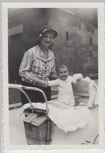 (F17449) Orig. Foto Frau mit Kinderwagen u. Kind Brigitte 1930er