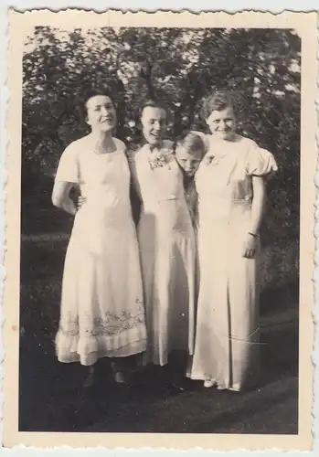 (F17442) Orig. Foto Junge und junge Damen im Garten, Verlobung 1930er