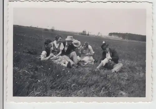 (F17436) Orig. Foto Personen auf der Wiese, Himmelfahrt 1930er