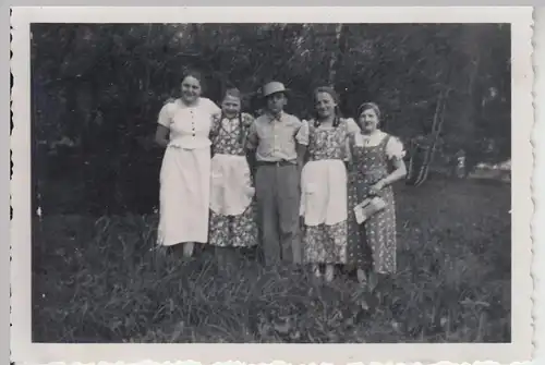 (F17434) Orig. Foto Herr u. Damen in schicken Kleidern auf Wiese 1930er