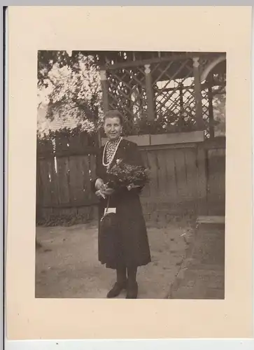 (F17432) Orig. Foto Frau mit Blumen am Gartenhäuschen 1930er
