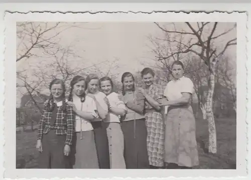 (F17419) Orig. Foto Petershain, Hóznica, Damen v. Nähkursus im Freien 1936