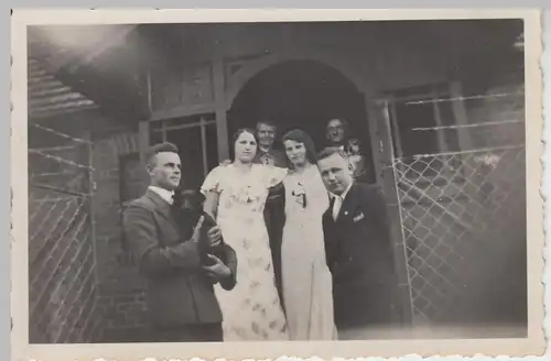(F17418) Orig. Foto Stradow, Personen an einem Hauseingang 1933