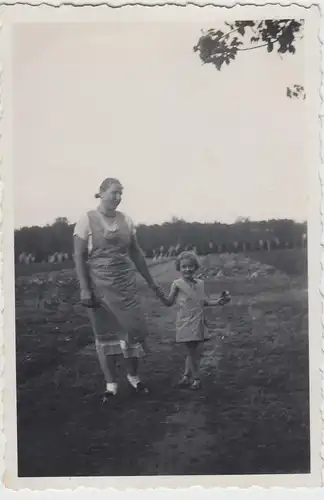 (F17417) Orig. Foto Frau m. Kind Kätchen auf dem Feld 1930er