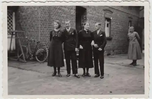 (F17414) Orig. Foto Personen an einem Backsteinhaus 1930er