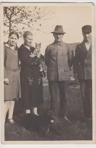 (F17413) Orig. Foto Personen mit Kätzchen im Freien 1929