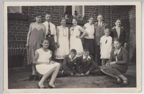 (F17411) Orig. Foto Personen an einem Backsteinhaus 1930er