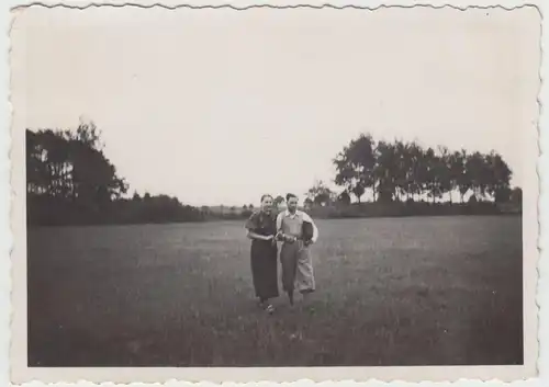 (F17406) Orig. Foto Personen eingehenkelt auf der Wiese 1930er