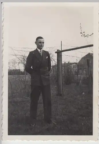 (F17405) Orig. Foto junger Mann Ferdinand am Rankzaun im Garten 1930er