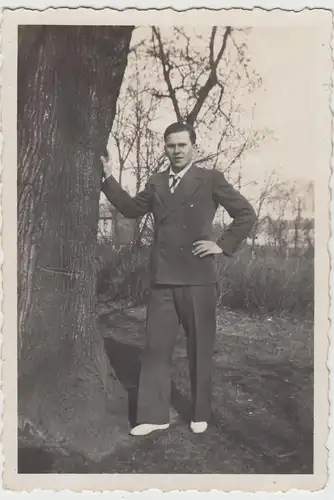 (F17403) Orig. Foto junger Mann Karl am Baum 1930er