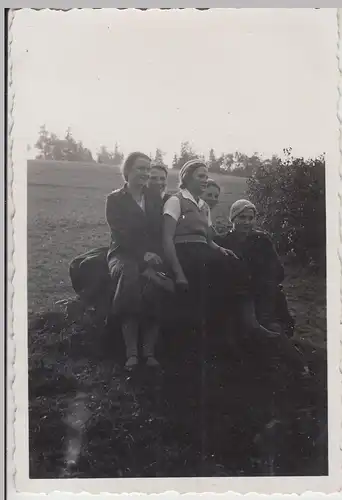 (F17400) Orig. Foto Personen auf Wiese i. Bad Flinsberg, ?wieradów-Zdrój 1934