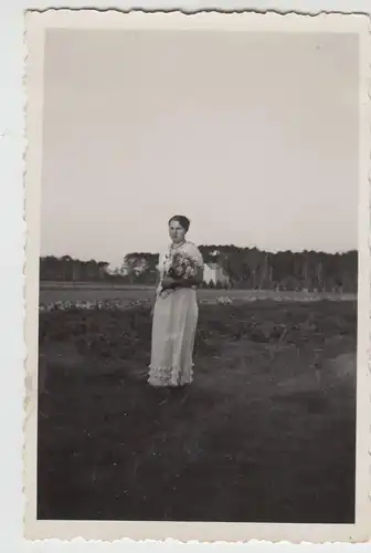 (F17396) Orig. Foto junge Frau m. Blumen im Gesellschaftskleid 1930er