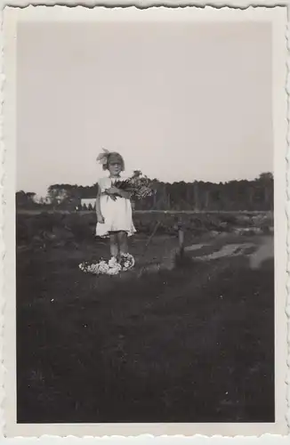 (F17395) Orig. Foto kleines Mädchen Margot mit Blumen im Garten 1930er