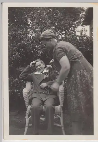 (F17394) Orig. Foto Geburtstag, Junge (16 J.) m. Blumen i. Korbstuhl 1930er