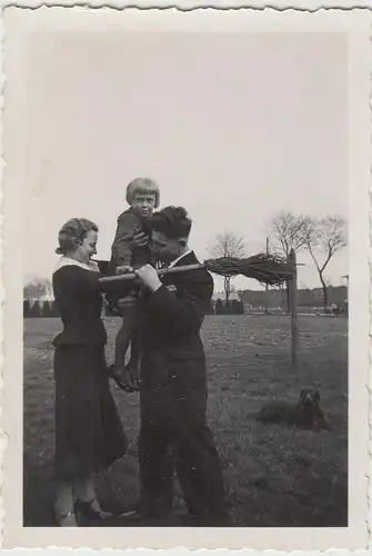 (F17392) Orig. Foto Personen mit Besen und Kind im Garten 1930er