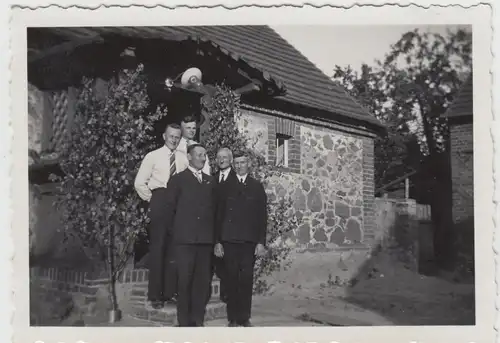 (F17387) Orig. Foto Männer vor einem Haus 1930er