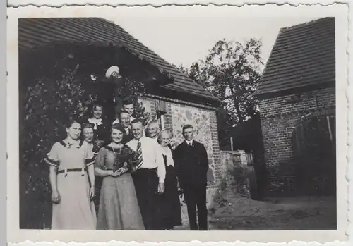 (F17386) Orig. Foto Personen, Familie am Haus, Verlobung 1930er