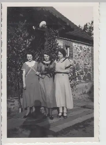 (F17384) Orig. Foto drei junge Damen mit Blumen am Haus 1930er