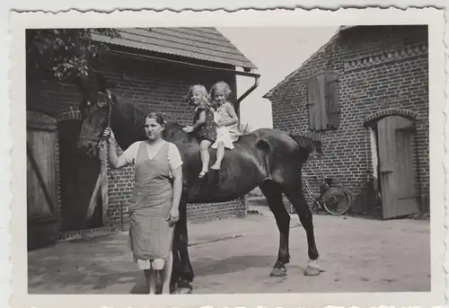 (F17379) Orig. Foto Mädchen Christel Schulz u. Kätchen auf Pferd 1933