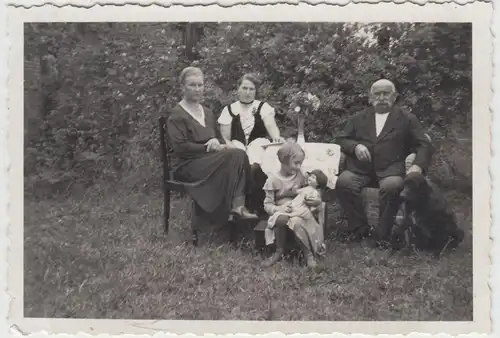 (F17374) Orig. Foto Personen, Familie am Heckenrosenzaun 1930er