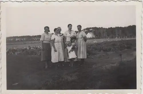 (F17373) Orig. Foto Personen, Familie am Feldrand 1930er