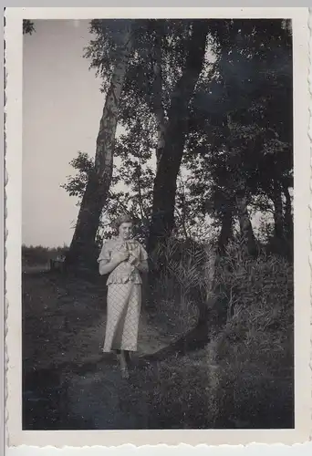 (F17370) Orig. Foto Frau Senta Schubert im Freien 1930er