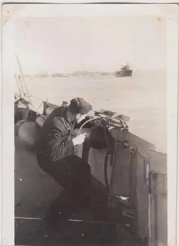 (F17354) Orig. Foto deutscher Matrose auf einem Schiff 1940er