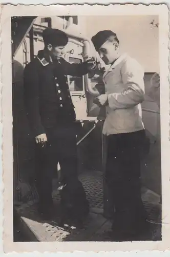 (F17351) Orig. Foto deutsche Matrosen auf einem Schiff 1940er, an Deck