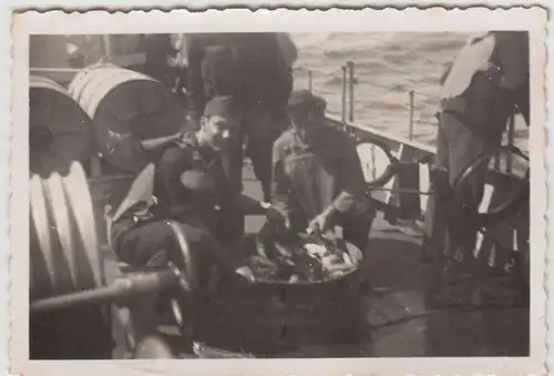 (F17345) Orig. Foto deutsche Matrosen auf einem Schiff 1940er, Fische im Bottich