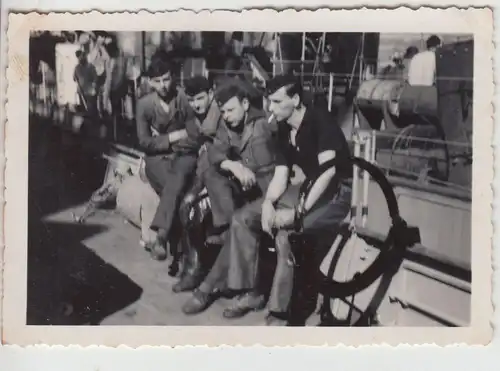 (F17344) Orig. Foto deutsche Matrosen auf einem Schiff 1940er, an Deck