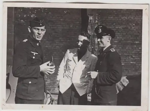 (F17343) Orig. Foto deutsche Soldaten m. Zigarette u. Bierflasche 1940er