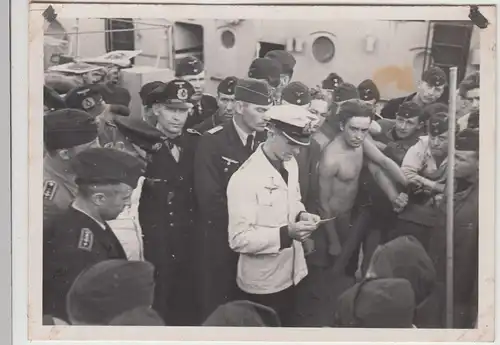 (F17340) Orig. Foto deutsche Matrosen auf einem Schiff 1940er, an Deck