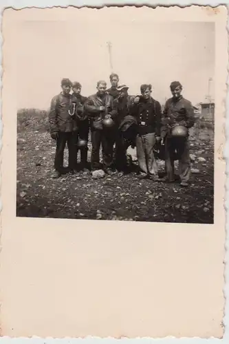(F17335) Orig. Foto Männer, Soldaten mit Stahlhelm im Freien 1940er