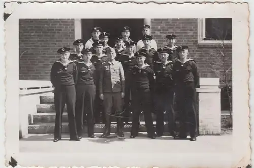 (F17314) Orig. Foto deutsche Soldaten, Matrosen, Gruppenbild a. Treppe 1941