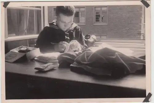 (F17312) Orig. Foto deutscher Matrose am Fenster der Kaserne, Nähen 1941