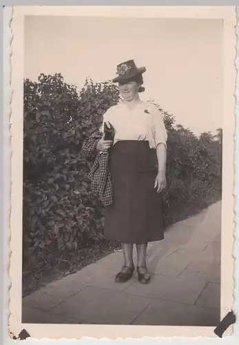 (F17311) Orig. Foto Frau mit Hut auf dem Gehweg 1941