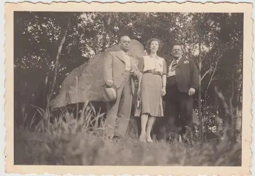 (F17310) Orig. Foto Personen vor einem großen Felsstein 1940er