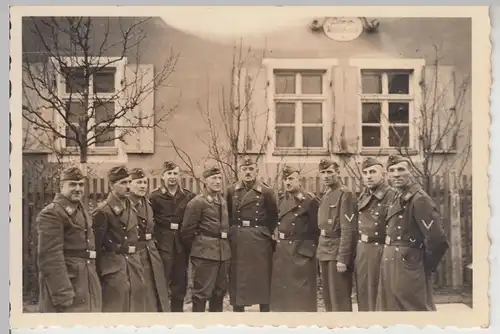 (F17305) Orig. Foto deutsche Soldaten vor Lehrerwohnhaus 1930er