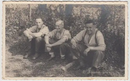 (F17302) Orig. Foto Herren sitzen am Wegesrand 1930er