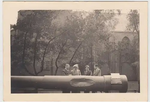 (F17301) Orig. Foto Wilhelmshaven, Personen am Kanonenrohr d. Seydlitz 1930er