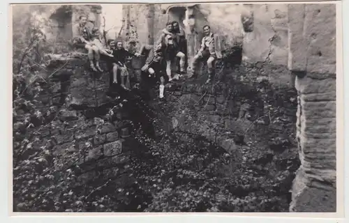 (F17299) Orig. Foto Personen auf der Ruine Leonrod 1938