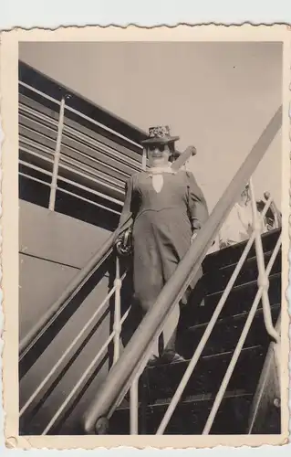 (F17297) Orig. Foto Wesermünde, Frau am Treppengeländer a. Dampfer 1941