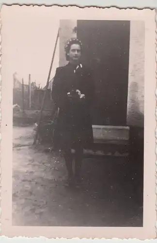 (F17296) Orig. Foto Junge Frau Inge steht am Haus, Konfirmation 1938