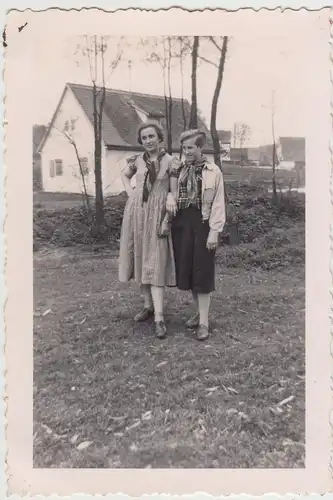 (F17287) Orig. Foto nahe Ruine Leonrod 1938, junge Damen, Häuser