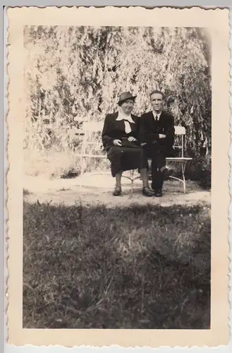 (F17283) Orig. Foto Paar sitzt auf einer Bank 1938