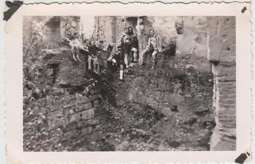 (F17282) Orig. Foto Personen auf der Ruine Leonrod 1938