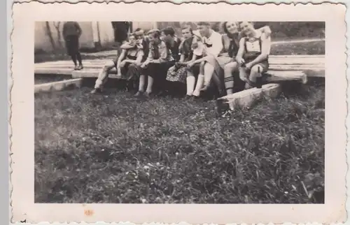 (F17281) Orig. Foto Personen sitzen a. Holzbalken, Weg z. Ruine Leonrod 1938