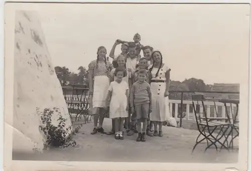 (F17263) Orig. Foto Gruppenbild auf einer Terrasse, Café, Restaurant o.ä. 1937